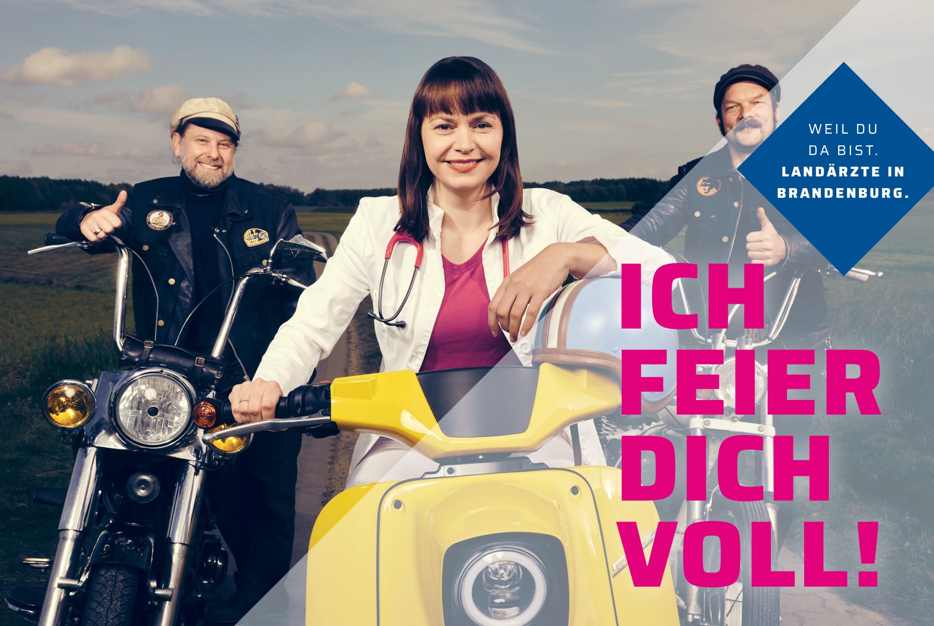 Landärztin sitzt auf einer gelben Schwalbe. Links und rechts von ihr zwei Biker.